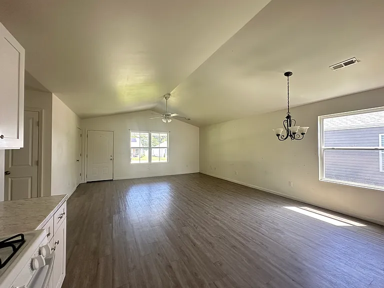 204 Dillon Dr — Photo 5