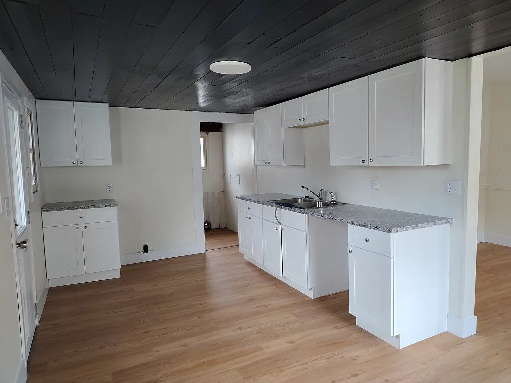 4-Bedroom Home with Detached Garage in Eastlake — Photo 4
