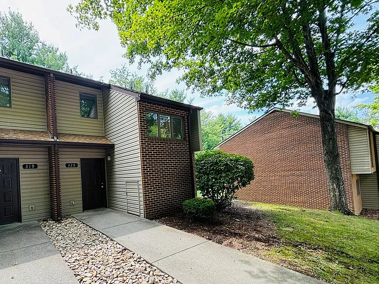 320 Shenandoah Cir — Photo 3