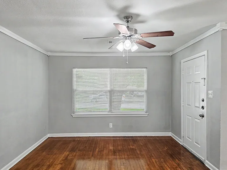 1223 Shawnee St — Photo 6