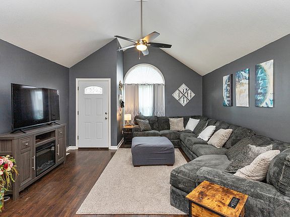 3rd image of 1122 Cottage Cir