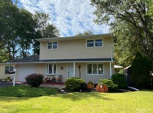 43 Stillwell Rd, Kendall Park, NJ 08824