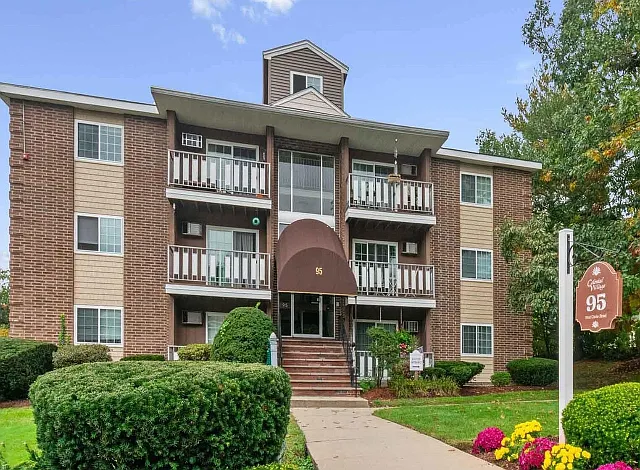 Colonial Village Apartments — Photo 3