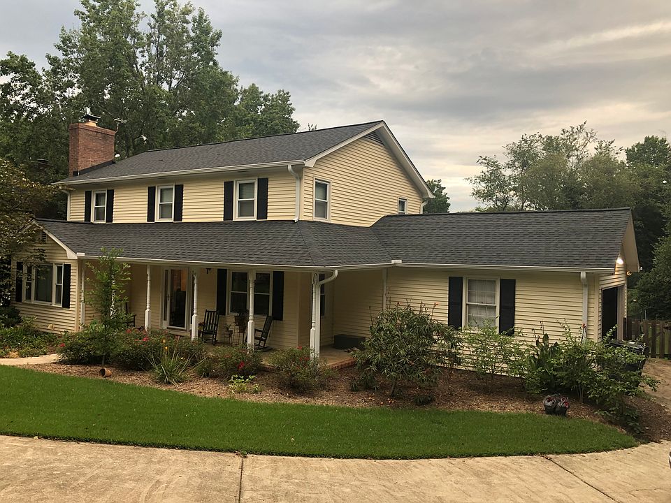 Cul-de-sac/ 3 parking spaces