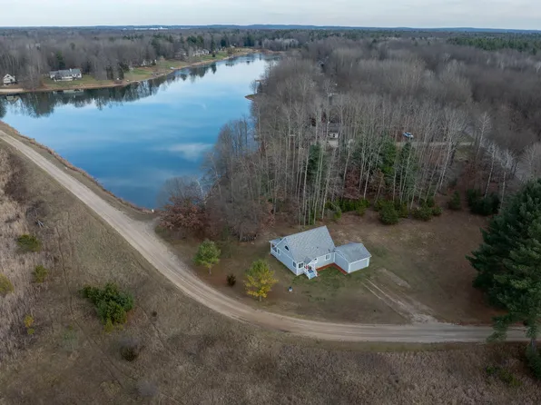 9996 Fawn Lake Dr, Stanwood, MI 49346