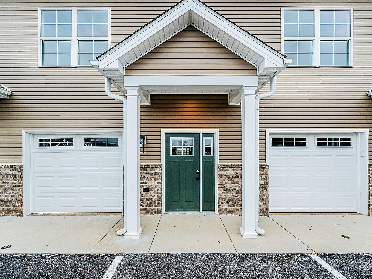 3 bed, 2.5 bath, 1400 sqft, $1,600 — Photo 1