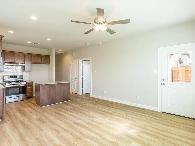 1016 Tillman Ln E — Photo 5