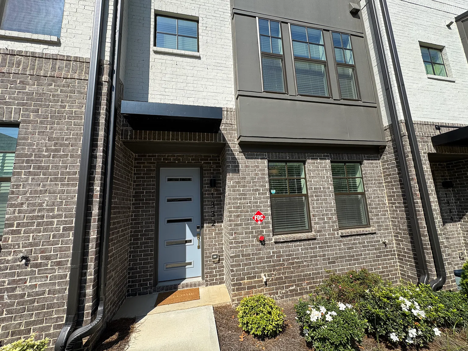 4 bed, 4.5 bath, 2745 sqft, $4,995 — Photo 3