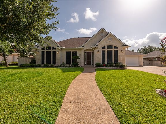 3rd image of 827 Pine Valley Dr
