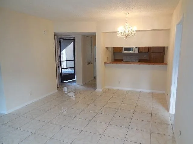 3 bed, 2.0 bath, 1100 sqft, $2,300 — Photo 4