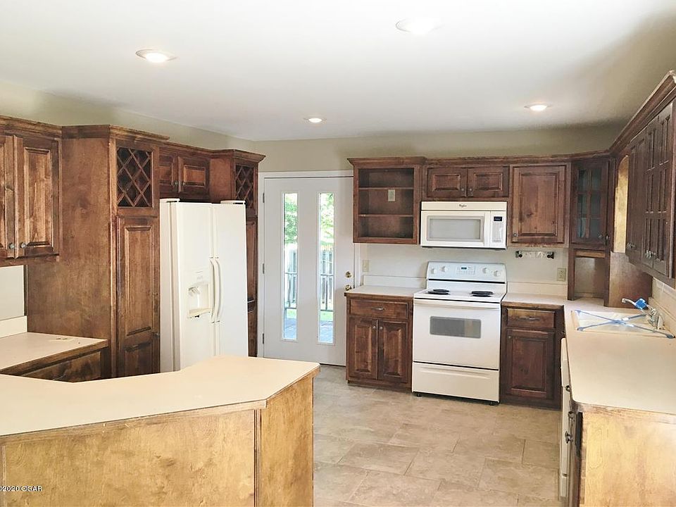 2nd image of 915 Briarview