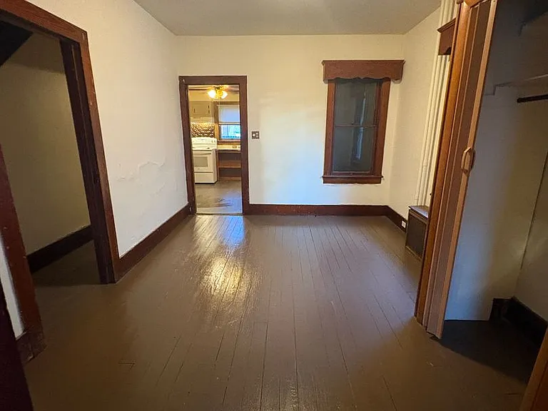 915 Sarah St — Photo 4