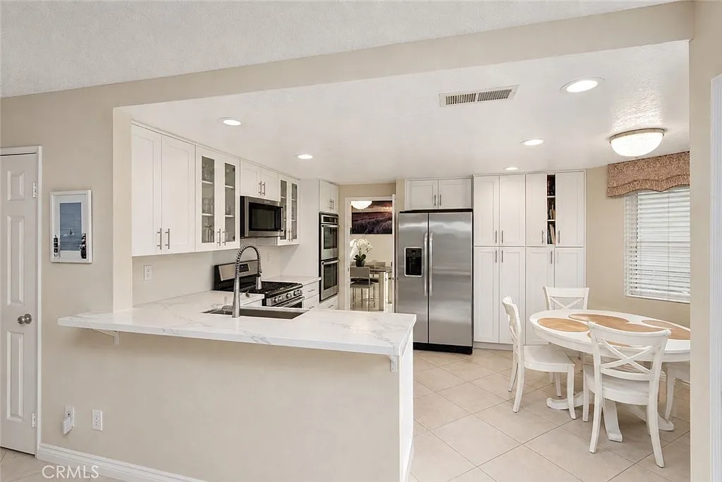 4 bed, 2601 sqft, $6,000 — Photo 3