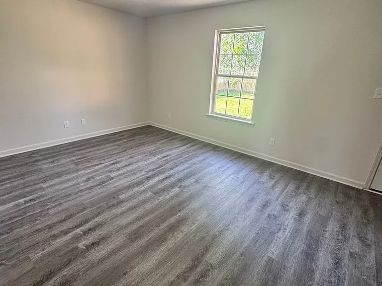 100 E Lauren Rd — Photo 15