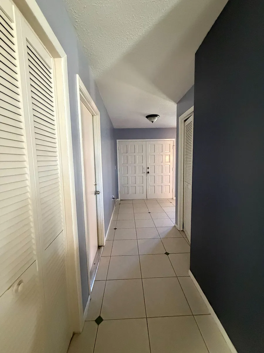 Photo 2 of 4 - Inverness Dr - Sarasota, FL Building Photo - Inverness Dr