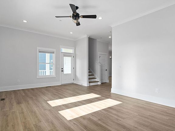 3rd image of 386 Augusta Ave