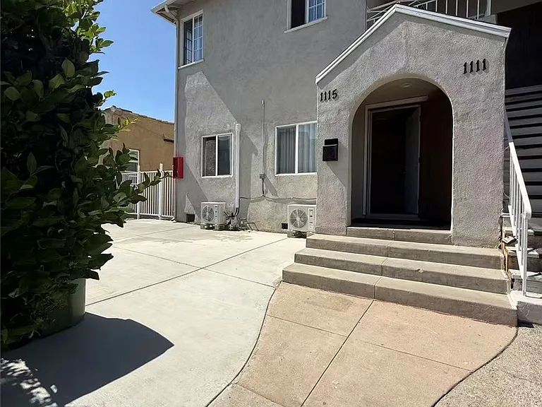 1115 W Alhambra Rd — Photo 1