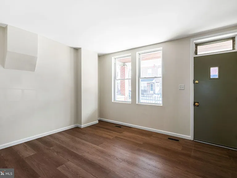 613 N Scott St — Photo 3