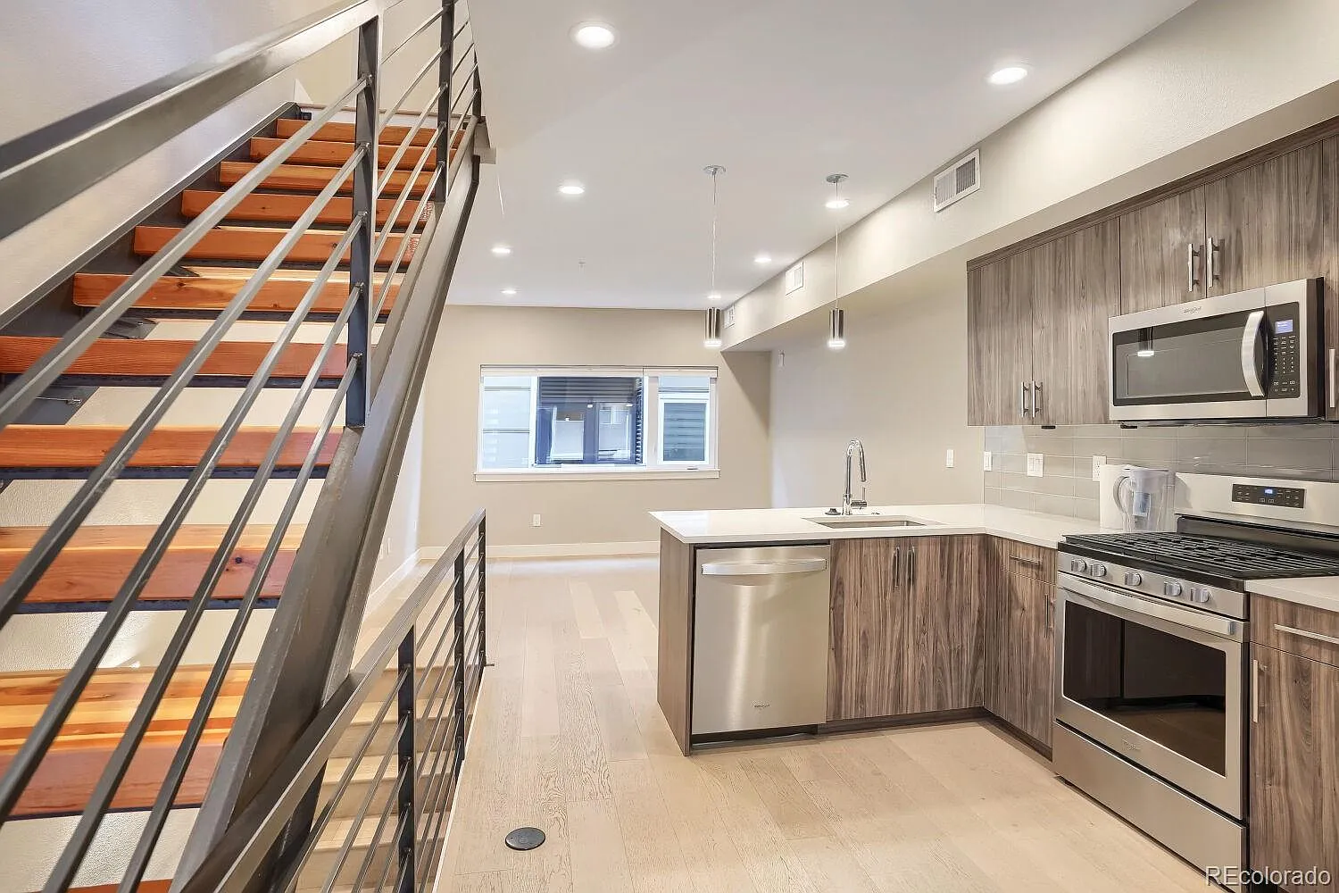 2 bed, 1.5 bath, 990 sqft, $2,695 — Photo 2