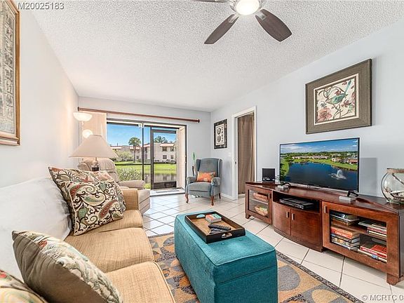 5th image of 1915 NE Collins Cir APT 10-50