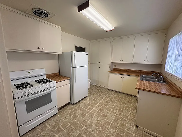 2435 B St — Photo 6