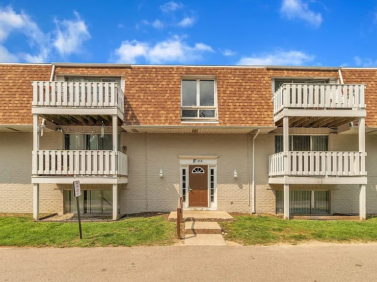 Country Club Park Apartments (320 S. Drake LLC) — Photo 13