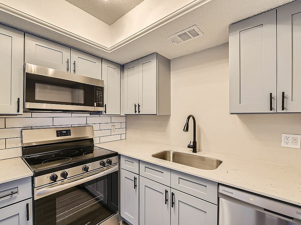 6051 S Hulen St Unit 704 - Web Quality - 009 - 10 Kitchen
