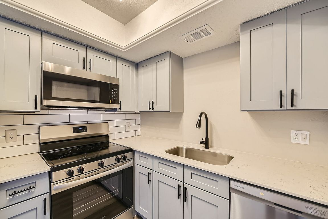 6051 S Hulen St Unit 704 - Web Quality - 009 - 10 Kitchen