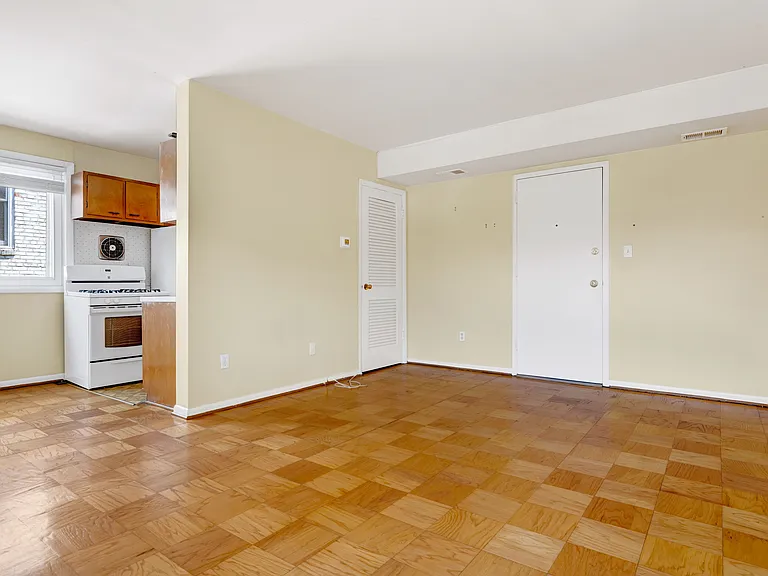 3433 Mount Pleasant St NW #203 — Photo 2