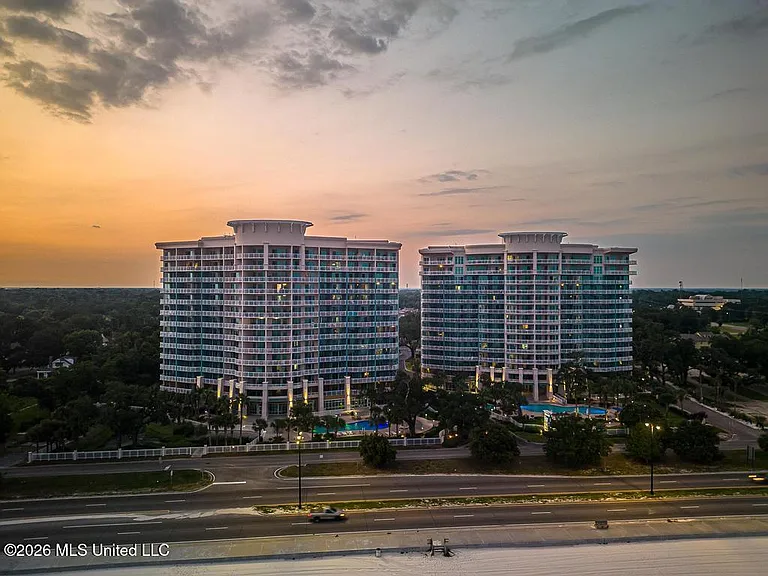 2230 Beach Dr #301 — Photo 34