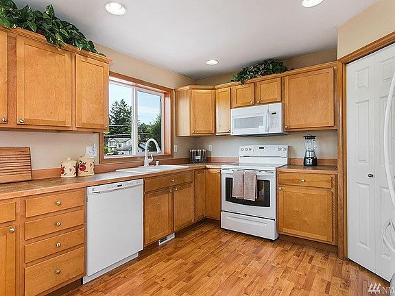 3rd image of 6616 49th Pl NE