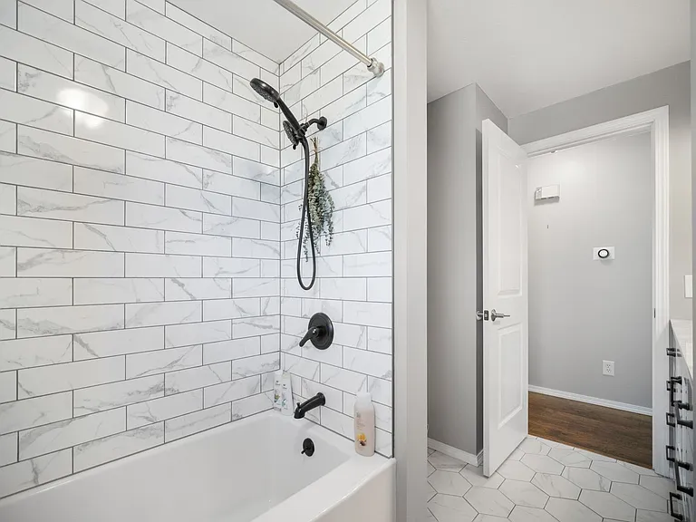 107 E Regina Ave — Photo 19