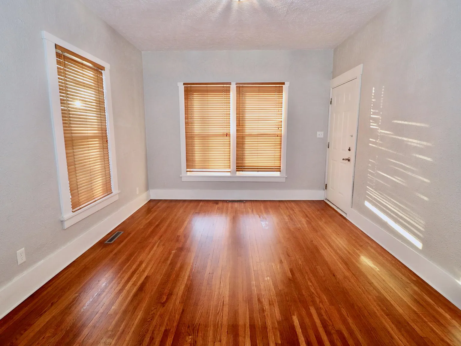 3 bed, 926 sqft, $1,050 — Photo 4