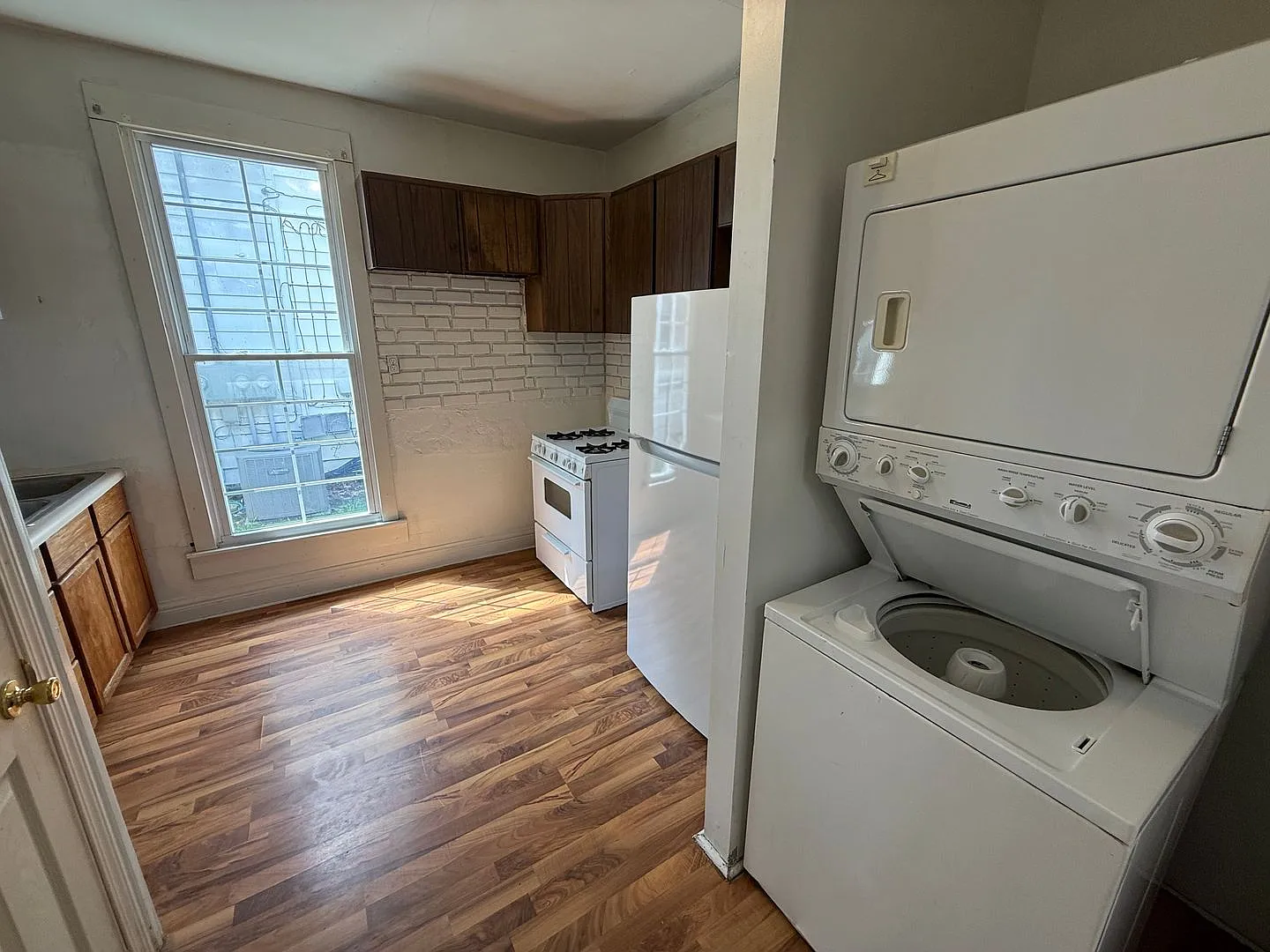 110 W Lutz Ave — Photo 4