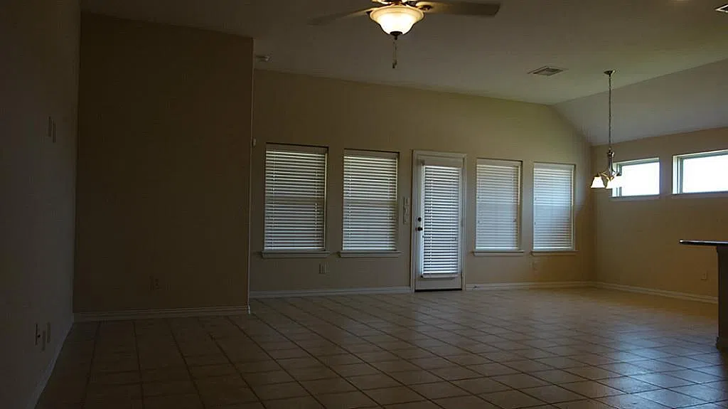 4 bed, 2.5 bath, 1930 sqft, $2,500 — Photo 3