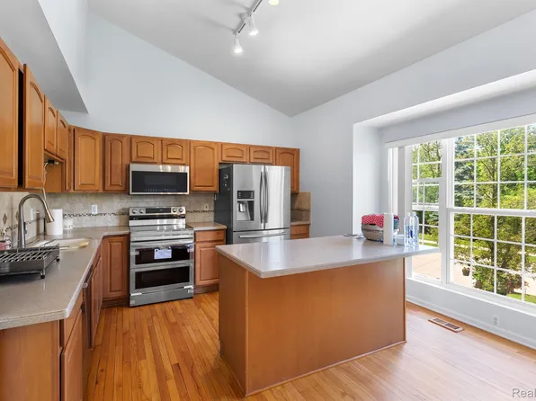 830 Sandalwood Dr, Troy, MI 48085
