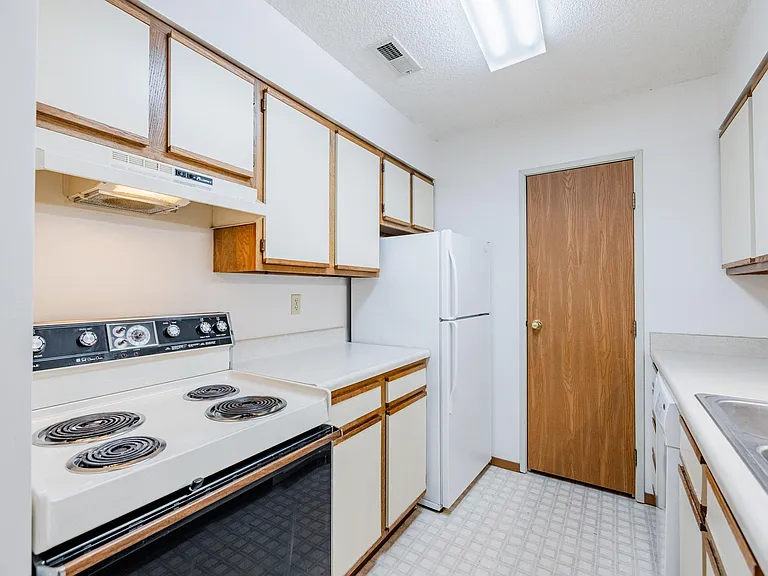 Cambridge Apartments — Photo 17