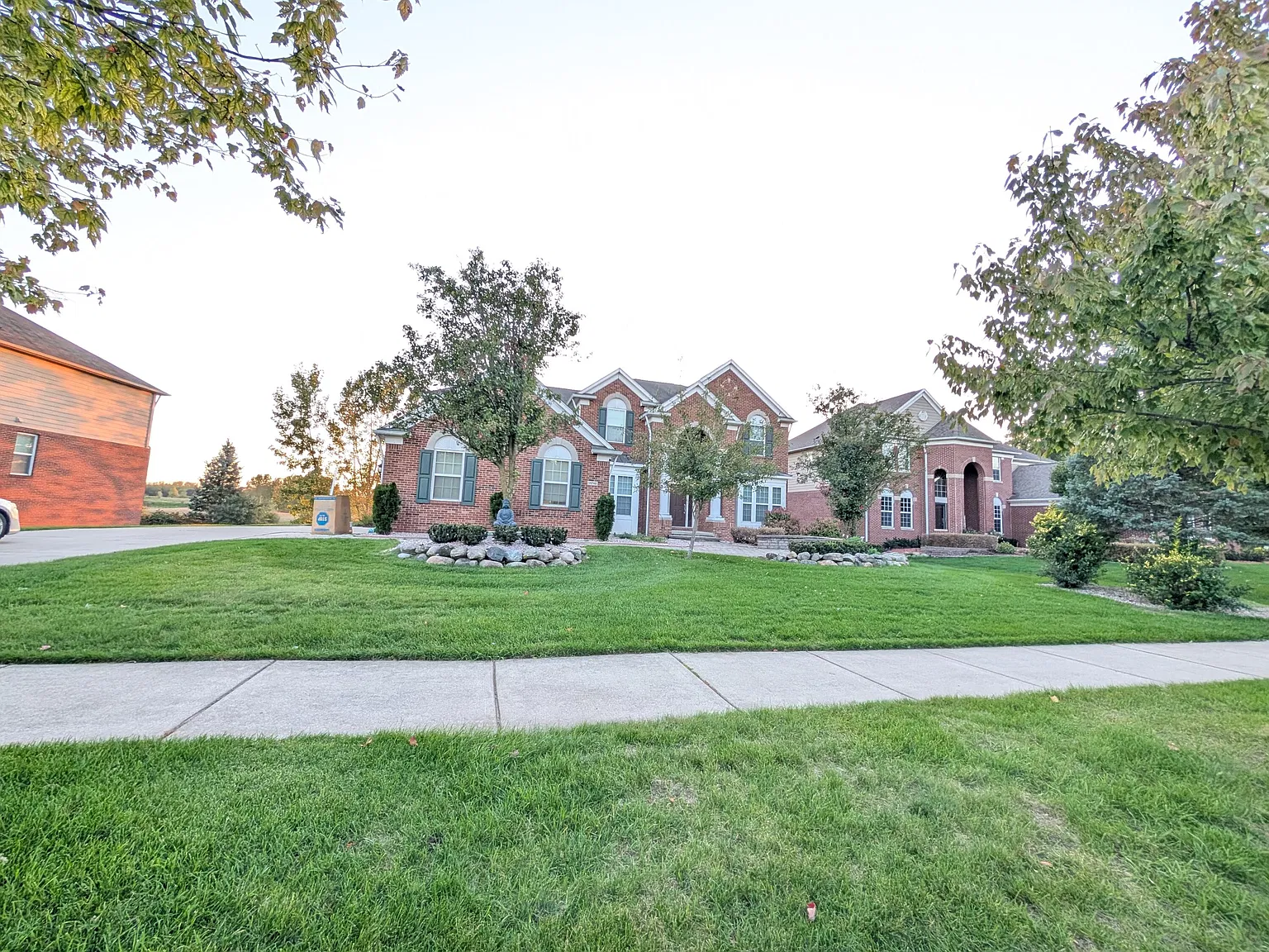 5 bed, 5.0 bath, 4857 sqft, $4,800 — Photo 4