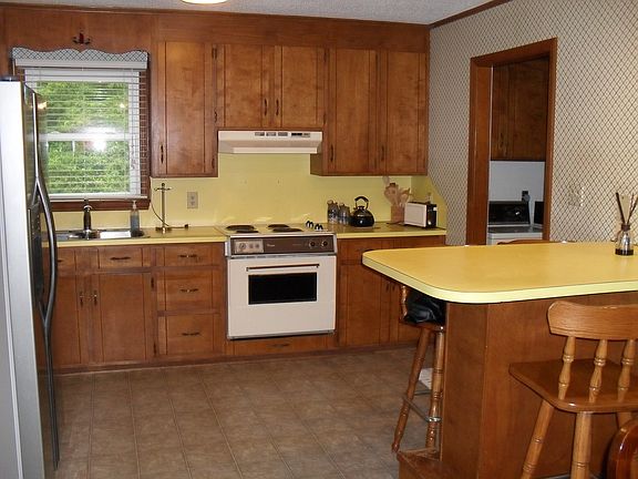 KITCHEN/BREAKFAST 