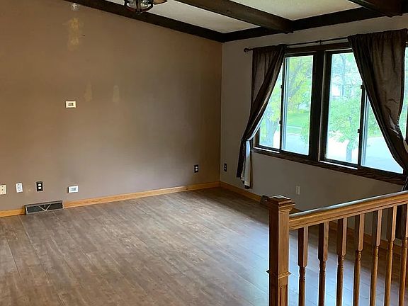 3rd image of 701 10th Ave E
