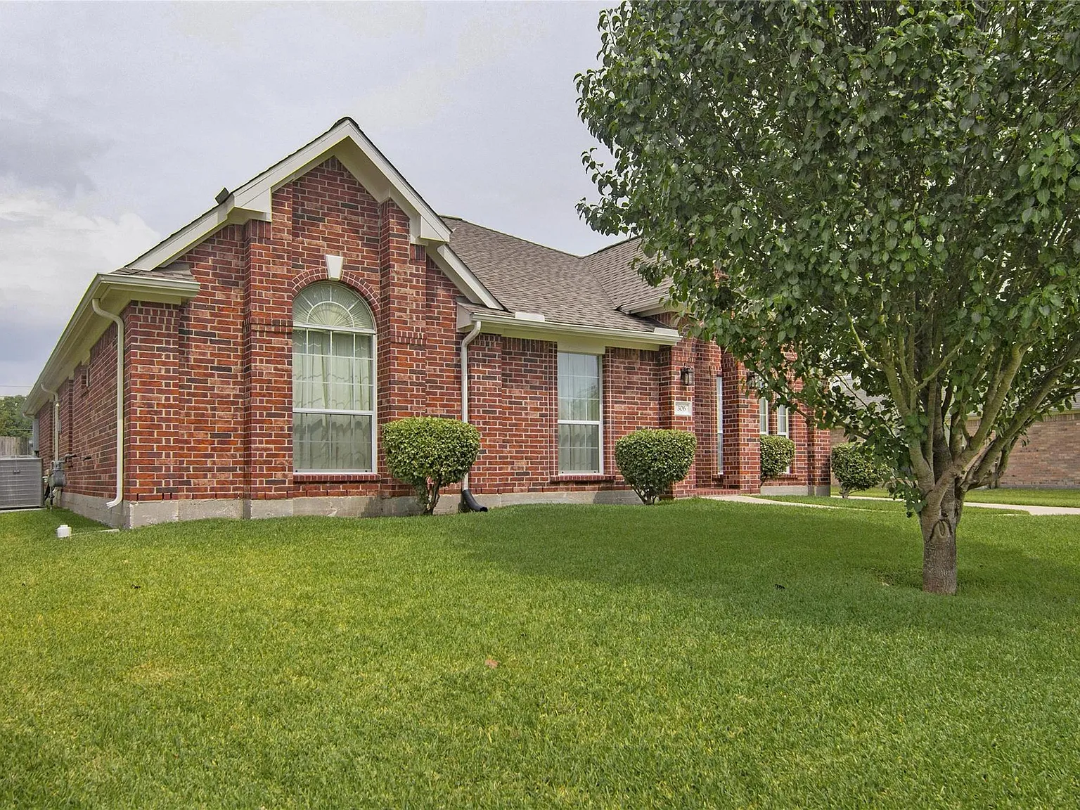 3 bed, 2.0 bath, 2304 sqft, $2,750 — Photo 4