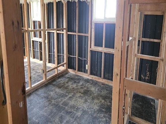 2nd image of 524 John St