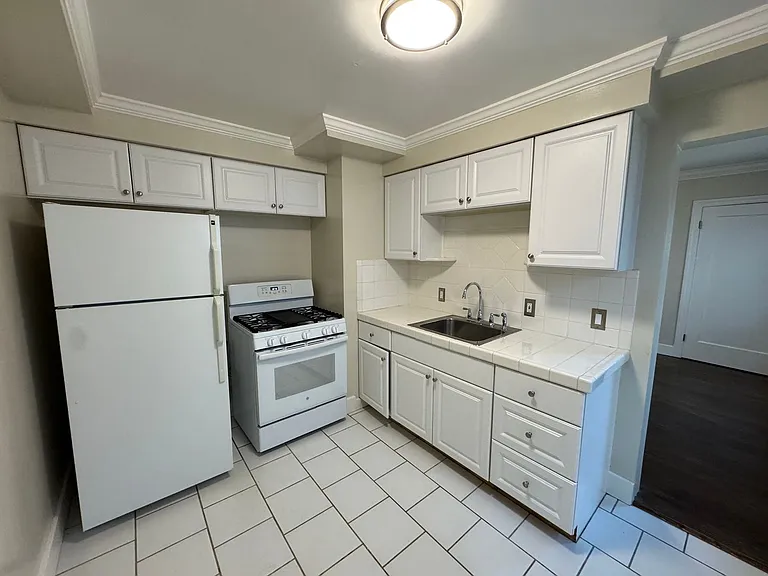 1005 Burlingame — Photo 1