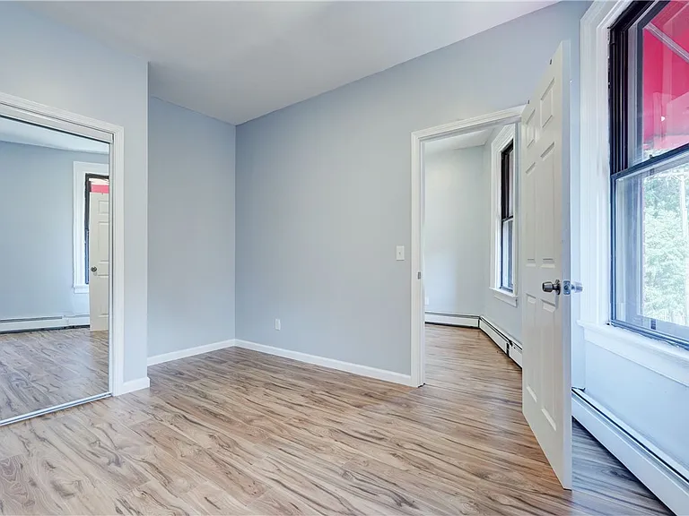 90 Henrietta St #4 — Photo 8