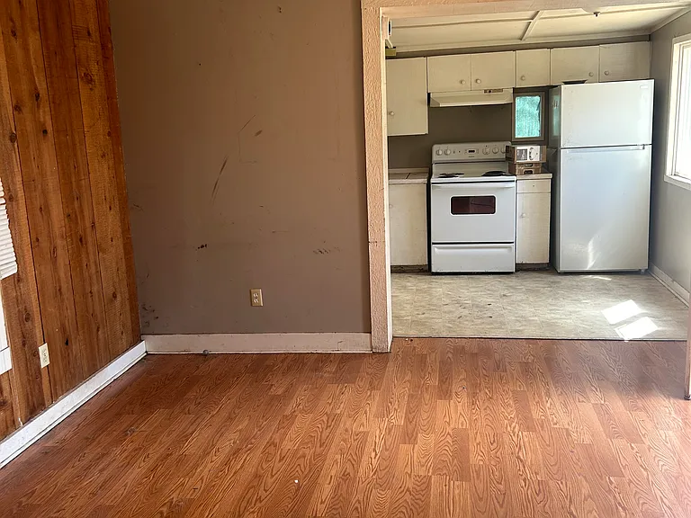 211 1/2 E Main St #B — Photo 9