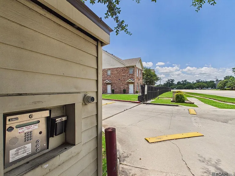 4441 Burbank Dr #601 — Photo 8