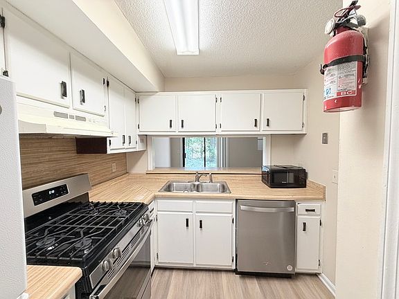 5th image of 4030 Hawthorne Cir SE APT 2