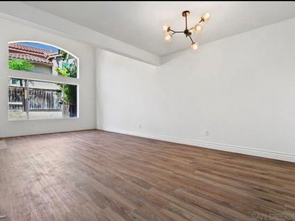 5th image of 970 Somerset Ct Unit E