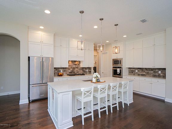3rd image of 275 Manor Ln