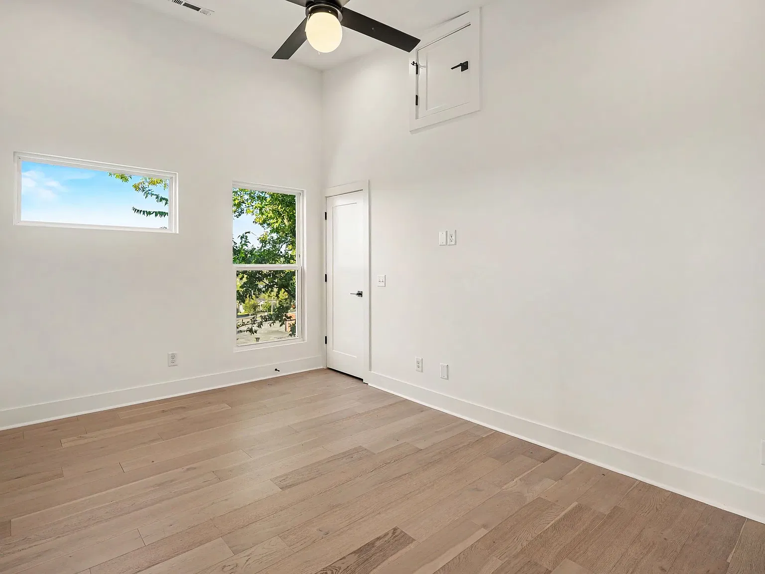 4 bed, 3005 sqft, $4,900 — Photo 2